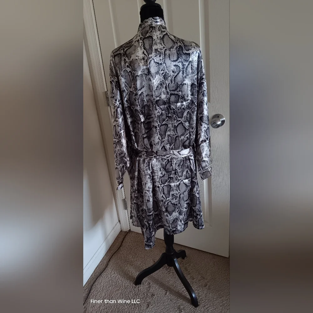 NWT Elegant Black and Gray Satin Snake print Women's Robe With Matching Belt - Picture 4 of 5